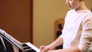 genç çocuk bir synthesizer oynarken