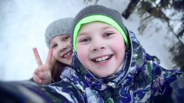 Selfie von Jungen und Mädchen — Stockvideo