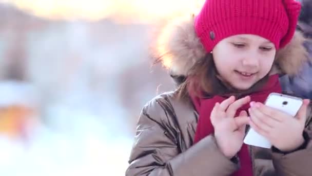 Young girl writes on the phone — Stock Video