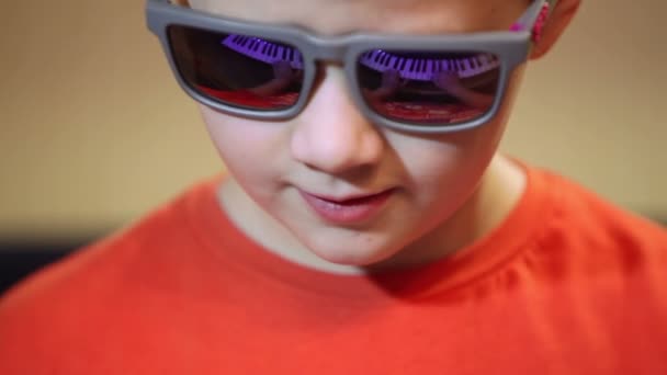 Young boy playing on a synthesizer — Stock Video