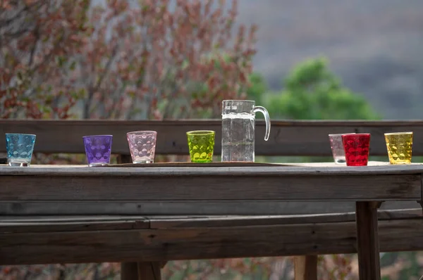 Kırsal bir masada renkli gözlükler.