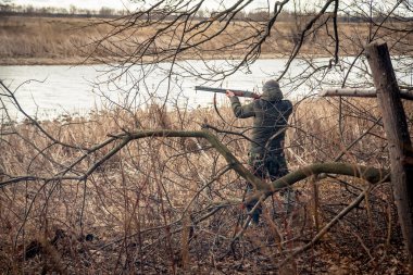 Hedefleyen ve av sırasında bir atış yapmaya hazır tabancalı adam Hunter