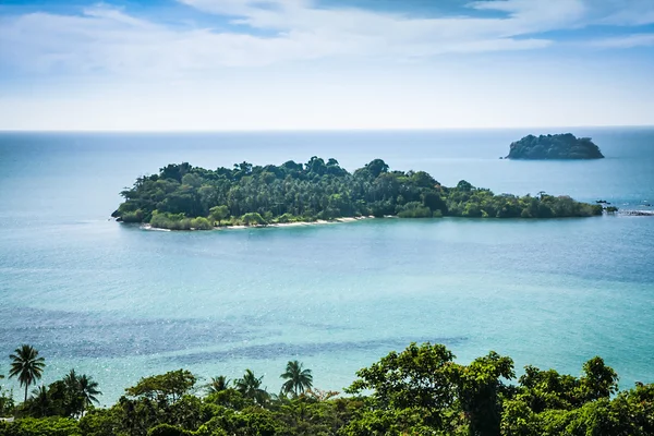 Vzdálené tropický ostrov v tyrkysové barevné průhledné moře — Stock fotografie