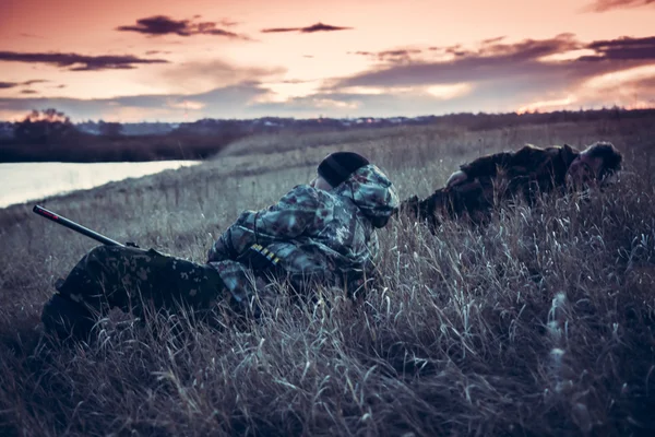 Descanso no campo rural ao pôr-do-sol após o dia da caça — Fotografia de Stock