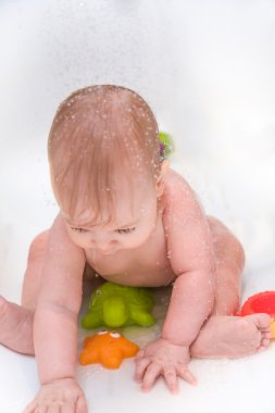 Bebek duş sırasında banyo oyuncakları ile oynarken