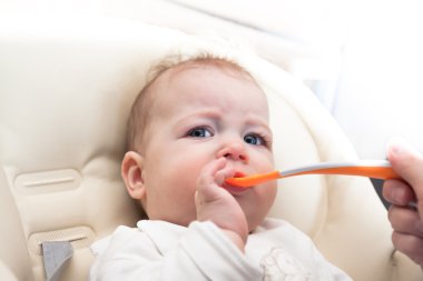 kaşıkla yiyen bebek 