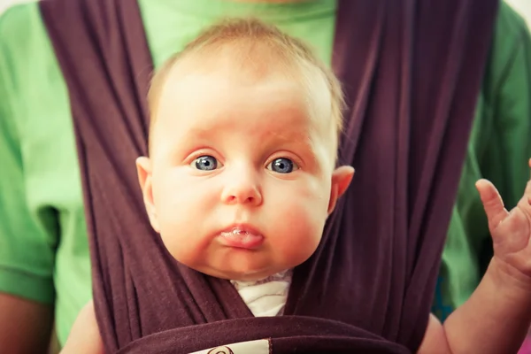 华丽的婴儿看在相机上的蓝色大眼睛 — 图库照片