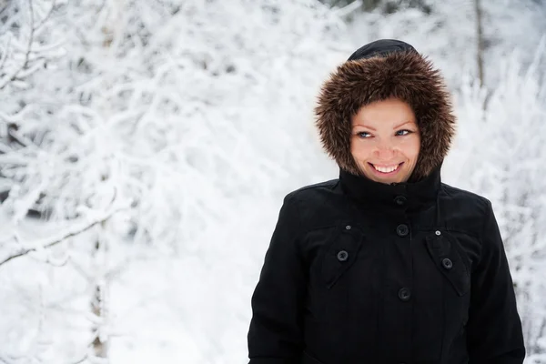 Trevliga kaukasiska ung kvinna i snöiga väder, kopiera utrymme — Stockfoto