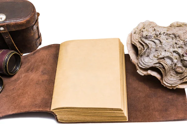 Livro de couro antigo aberto isolado no fundo branco — Fotografia de Stock