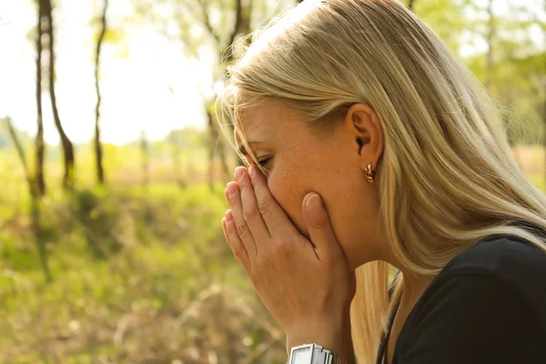 Frau mit Allergie niest — Stockfoto