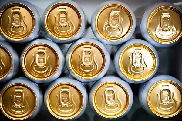 Latas de metal com bebidas refrescantes — Fotografia de Stock