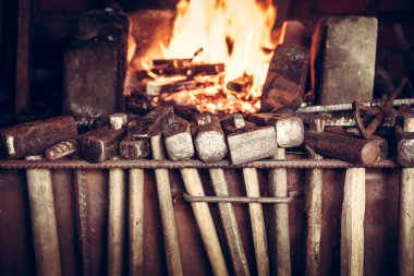 Çelik arka plan çekiç