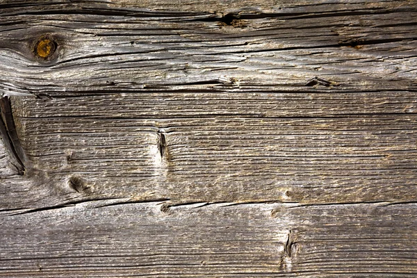 Verwitterte Holzoberfläche mit Ästen und Rissen — Stockfoto