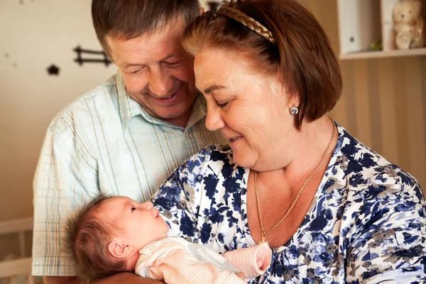 快乐的祖父母和刚出生的婴儿 — 图库照片