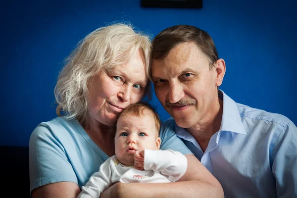 快乐的祖父母抱着新生的婴儿 — 图库照片