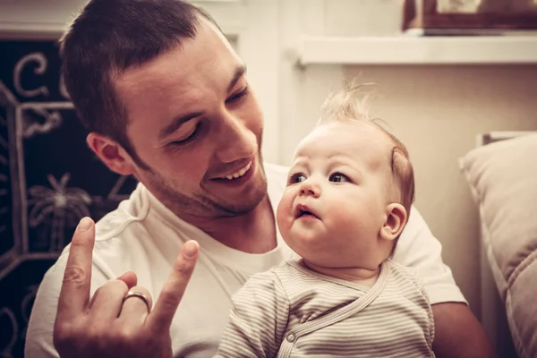 Papá presenta a su pequeña hija con la cultura moderna de la música juvenil —  Fotos de Stock