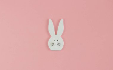 Gül arka planında beyaz ahşap tavşan. Tasarım için arka plan. Boşluğu kopyala