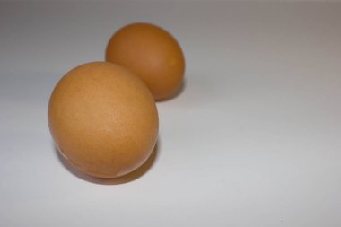 Beyaz arka planda tavuk yumurtası.