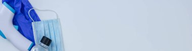 Temassız termometre, maske, eldiven, beyaz arka planda dezenfektan solüsyonu. Aşılama. Sağlık sigortası konsepti. Uzayı kopyala Pankart