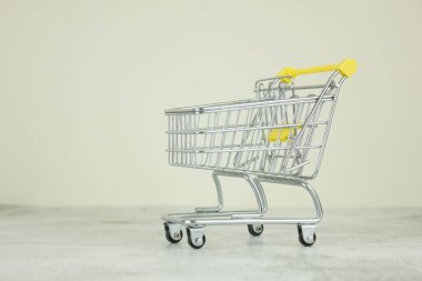 Beyaz Arkaplanda Mini Alışveriş Arabası. Alışveriş konsepti
