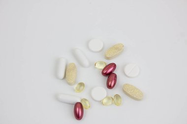Beyaz arka planda farklı vitamin ve haplar var. Arka plan olarak kullanılabilir. Boşluğu kopyala