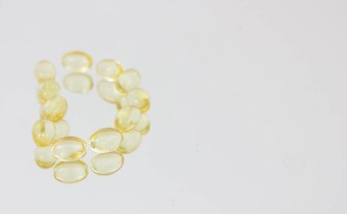 Sarı kapsüller D vitamini oluşturur. Uzayı kopyala..