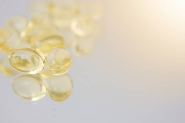 Kapsüllerdeki takviyeler. E vitamini, D vitamini ya da balık yağı olabilir. Boşluğu kopyala