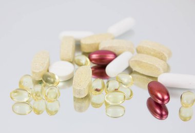 Beyaz arka planda farklı vitamin ve haplar var. Arka plan olarak kullanılabilir. Boşluğu kopyala