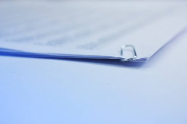 Kağıt ataçları, kapatın. İş sunumları için arka plan. Boşluğu kopyala