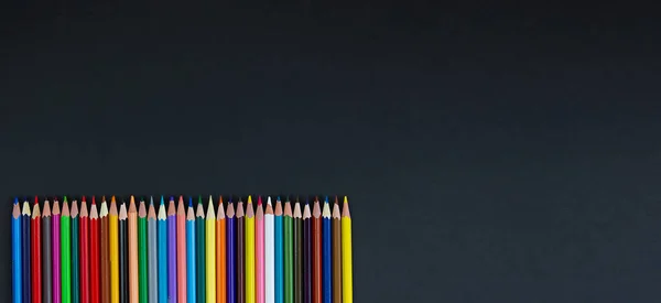 Lápices Multicolores Sobre Fondo Negro Vuelta Concepto Escolar Copiar Espacio — Foto de Stock