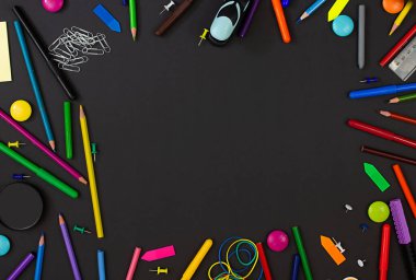 Siyah arka planda çok renkli kırtasiye malzemesi. Uzayı kopyala Okul konseptine dönelim..