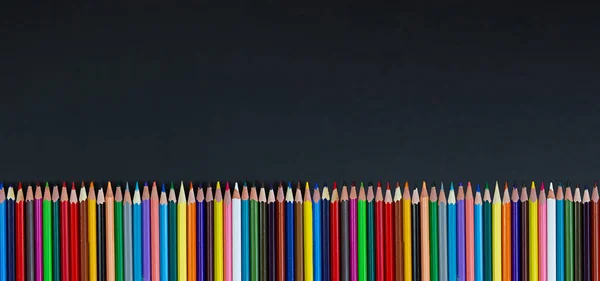 Lápis Multicoloridos Sobre Fundo Preto Volta Conceito Escola Espaço Para — Fotografia de Stock