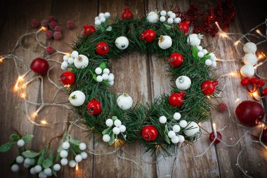 Noel çelengi yapmak için talimatlar. Yeni yıl ve Noel için hazırlık konsepti. Kendi ellerinle Noel çelengi yap. Adım adım. 9. adımda. .