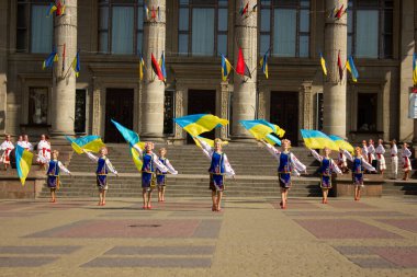 TERNOPİL, UKRAINE - 21 AĞUSTOS 2021: Geleneksel Ukrayna kostümlü kızlar mavi ve sarı bayraklar sallıyor. Ukrayna 'nın Bağımsızlık Günü' nün kutlamalarından önceki prova. .