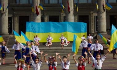 TERNOPİL, UKRAINE - 21 AĞUSTOS 2021: Geleneksel Ukrayna kostümlü kızlar ve erkekler. Ukrayna 'nın Bağımsızlık Günü' nün kutlamalarından önceki prova. .