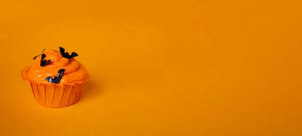 Cupcakes em um fundo laranja. Doces para a celebração do Halloween. Espaço de cópia. — Fotografia de Stock