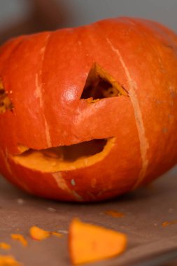 Gülen bir balkabağı Cadılar Bayramı eğlencesine hazır.