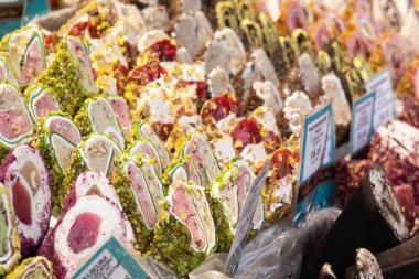 Wroclaw, Polonya, 29 Kasım 2025: Noel sezonu boyunca Wroclaw 'daki bir pazarda şeker ve ikramlar sergileniyor.