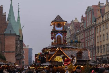 Wroclaw, Polonya, 29 Kasım 2025: İnsanlar Wroclaw, Polonya 'daki bir Noel pazarında çeşitli tezgahların keyfini çıkarıyorlar.