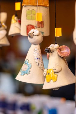 Wroclaw, Polonya, 29 Kasım 2025: Wroclaw 'daki bir Noel pazarında seramik figürler asılı, festival şekilleri ve renkleri sergileniyor.