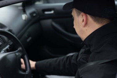 Adam arabaya binmeden önce radyoyu açar..