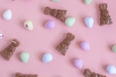 Neşeli bir ortam için çikolatalı tavşanlar ve pembe şekerli yumurtalar..