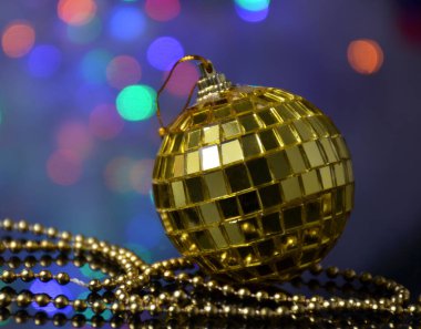 Noel arkaplanındaki sarı Noel oyuncağı. Yeni Yıl 2020.