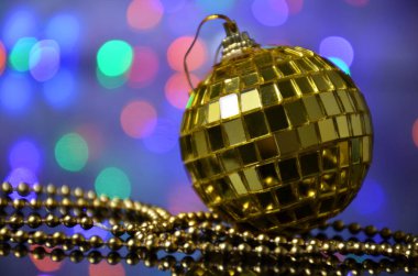 Noel arkaplanındaki sarı Noel oyuncağı.