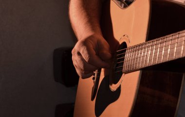 Bir adam gitar çalmayı öğreniyor..