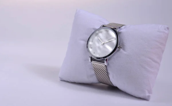 Reloj Mujer Cojín Terciopelo Blanco —  Fotos de Stock