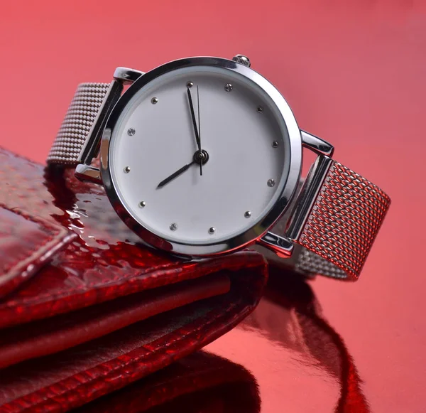 Montre Portefeuille Pour Femmes Reposent Sur Fond Rouge — Photo