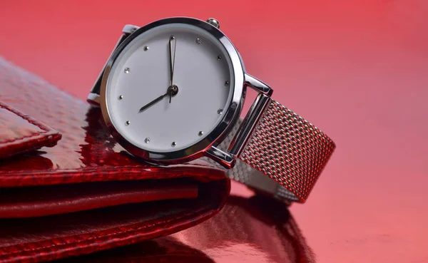 Eine Armbanduhr Und Eine Brieftasche Liegen Auf Rotem Hintergrund — Stockfoto