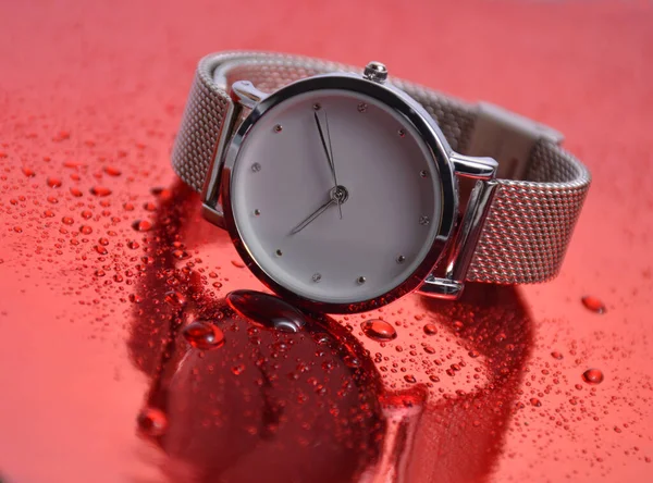 Reloj Yace Sobre Fondo Rojo Con Gotas Agua — Foto de Stock