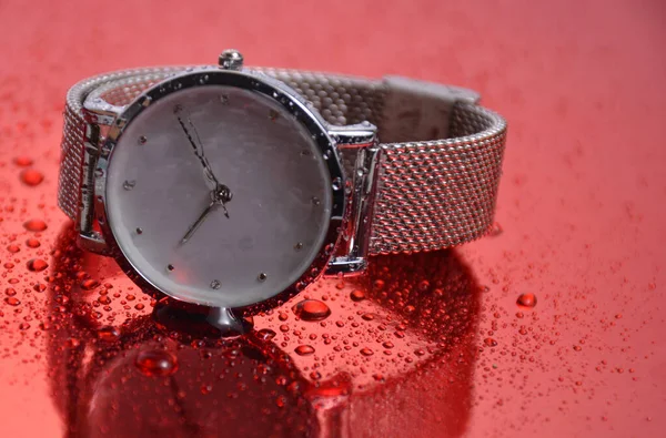 Reloj Encuentra Sobre Fondo Rojo Con Gotas Agua Dial — Foto de Stock